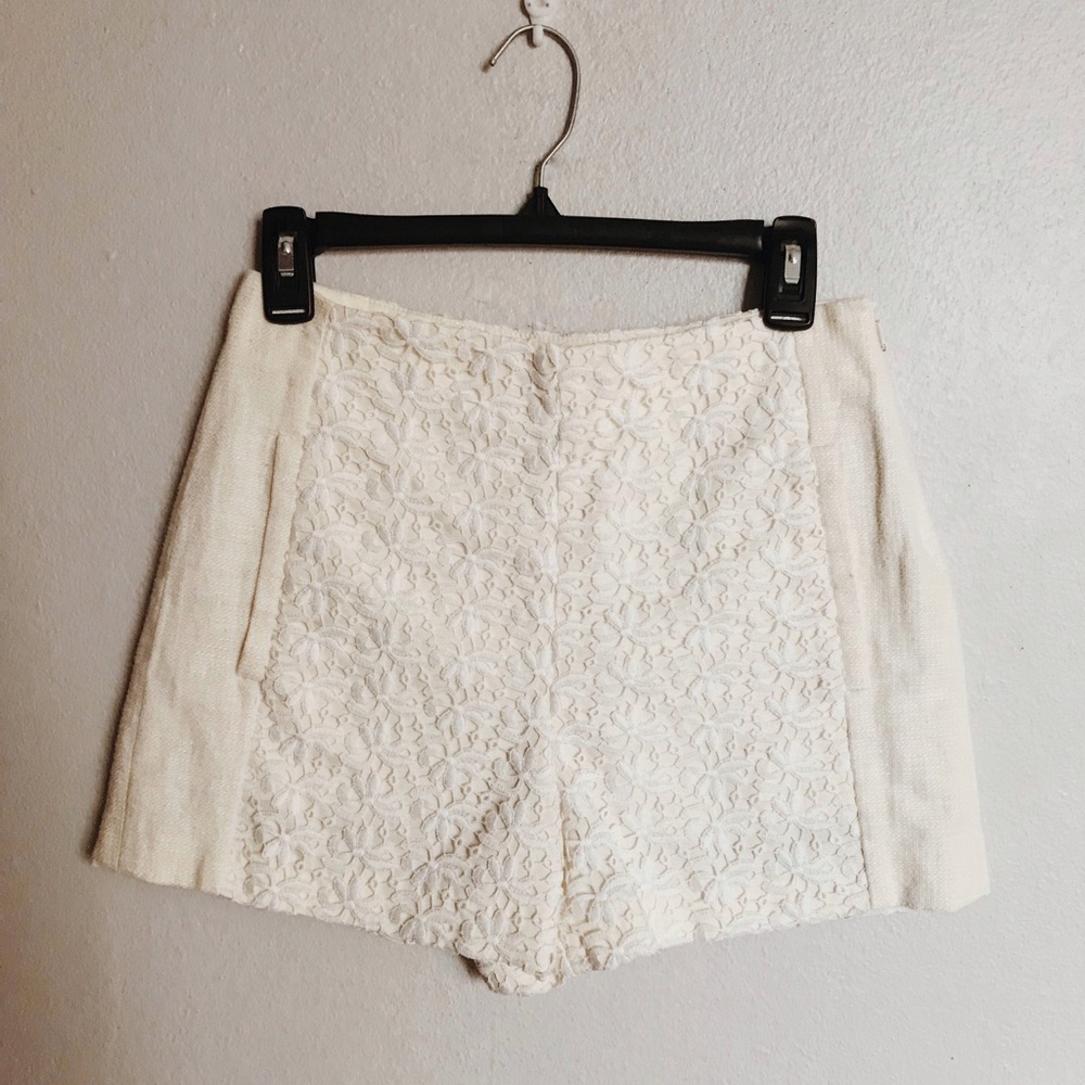 Gorgeous white short pants